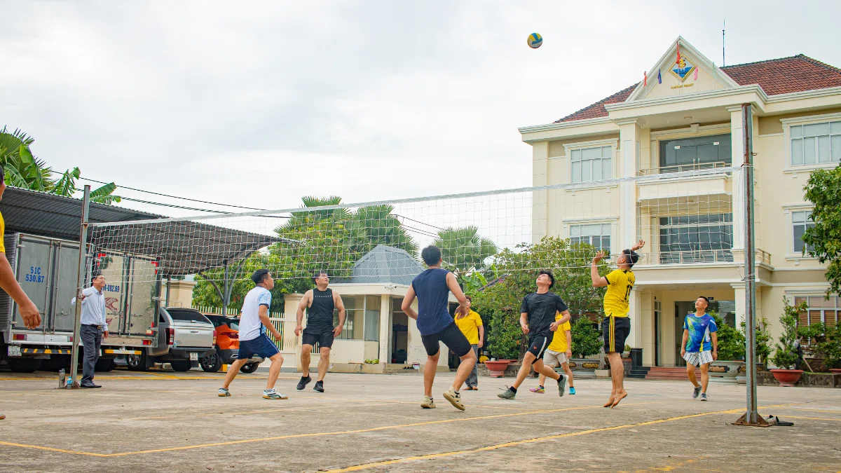 SÔI NỔI VỚI TRẬN ĐẤU BÓNG CHUYỀN TẠI SƠN HẢI VÂN