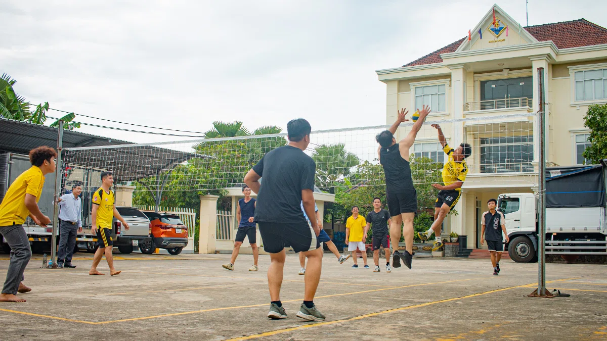 SÔI NỔI VỚI TRẬN ĐẤU BÓNG CHUYỀN TẠI SƠN HẢI VÂN