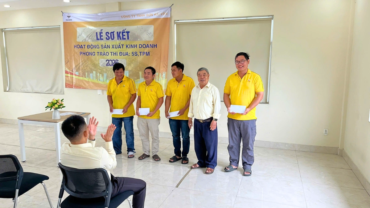 Phó Giám đốc Sơn Hải Vân trao thưởng cho các phòng ban có thành tích xuất sắc trong phong trào 5S, TPM
