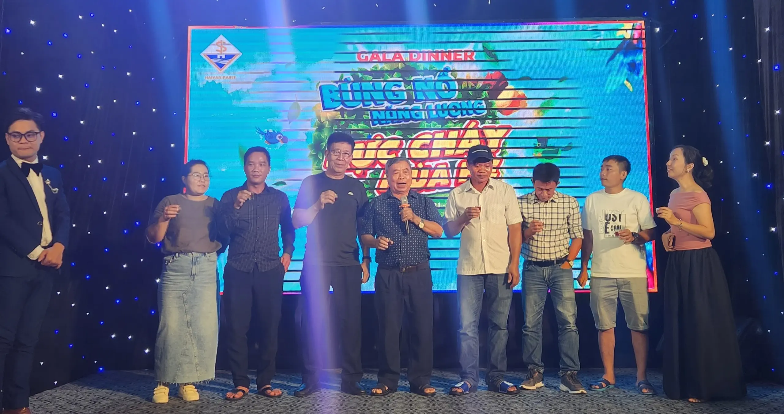 Mọi người cùng nhau kể về những kỷ niệm tại Sơn Hải Vân