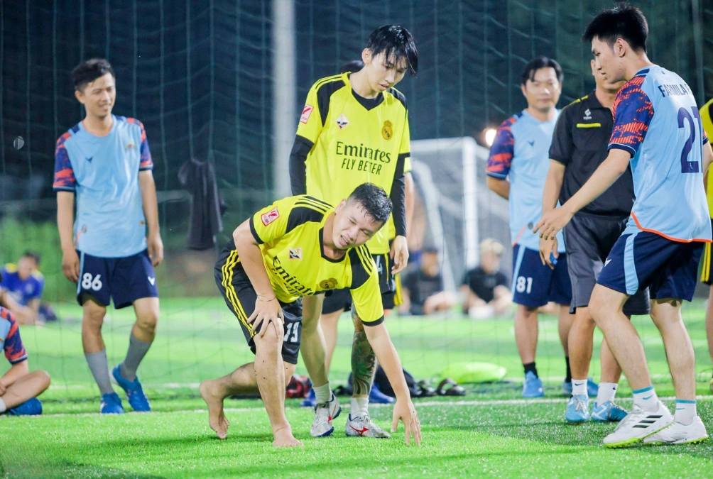 Một khoảnh khắc trầm lại trên sân khi cầu thủ gặp chấn thương nhẹ