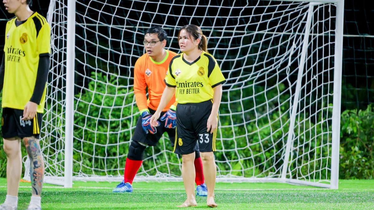 Hình ảnh những bóng hồng của Sơn Hải Vân trên sân bóng