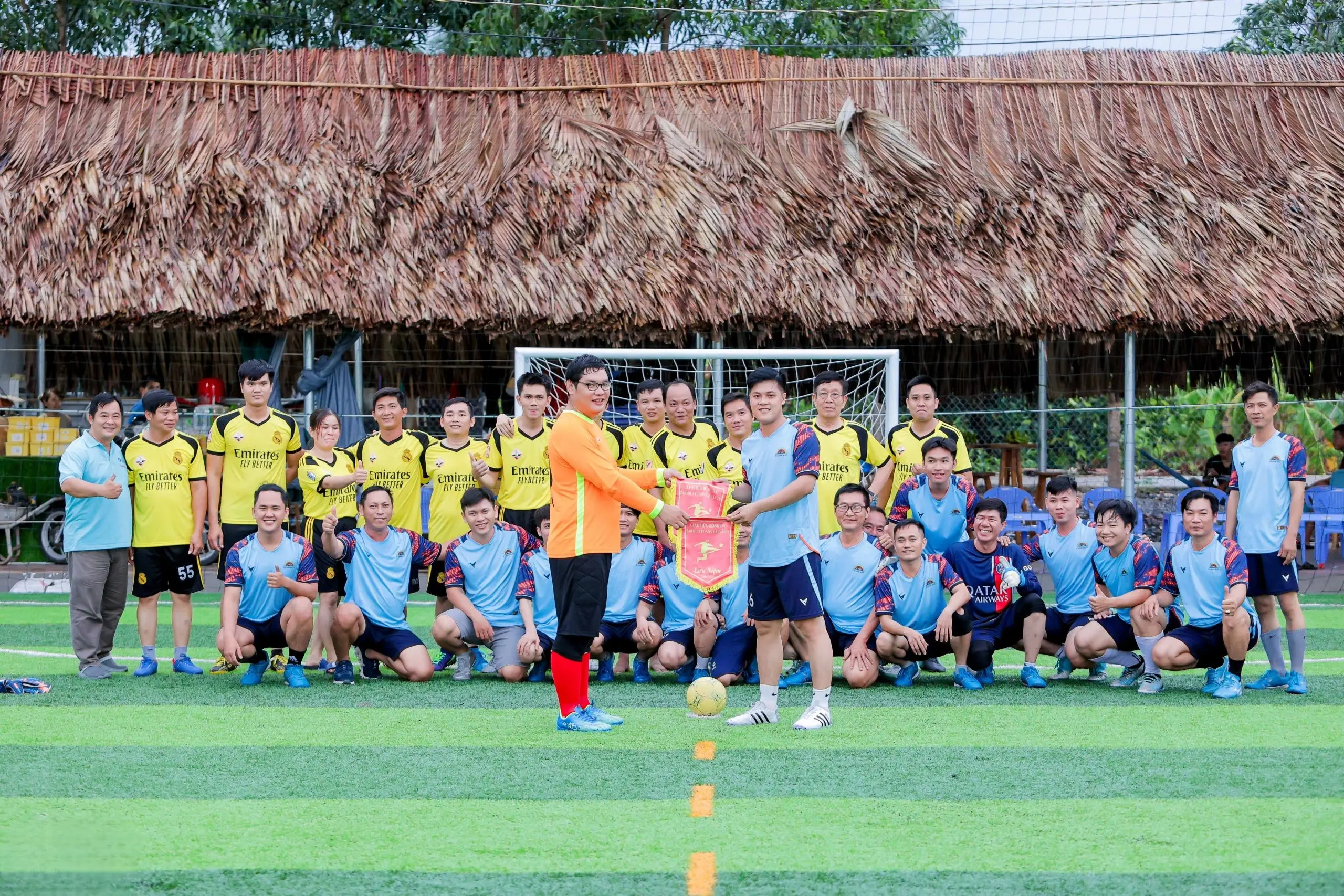 Đại diện Sơn Hải Vân và Farmila trao cờ lưu niệm trước trận đấu