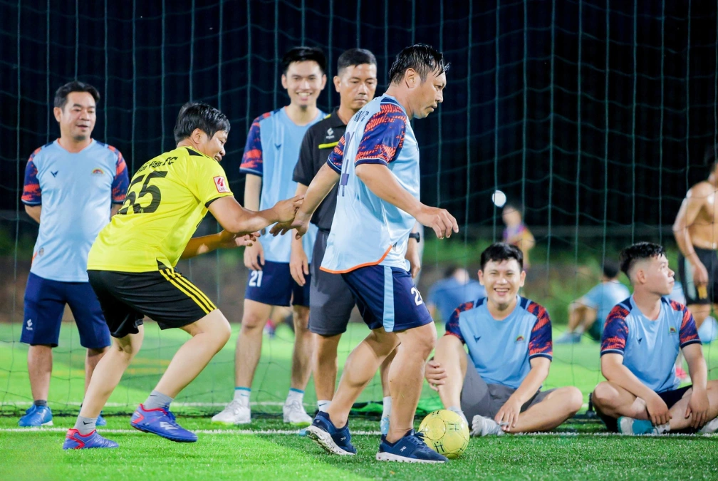 Trận đấu cũng không thiếu những pha tranh bóng đầy tiếng cười