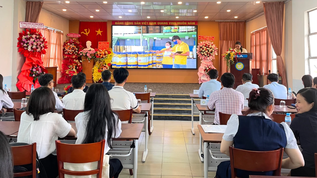 Sinh viên xem tìm hiểu doanh nghiệp thông qua video quay thực tế quá trình vận hành tại Sơn Hải Vân