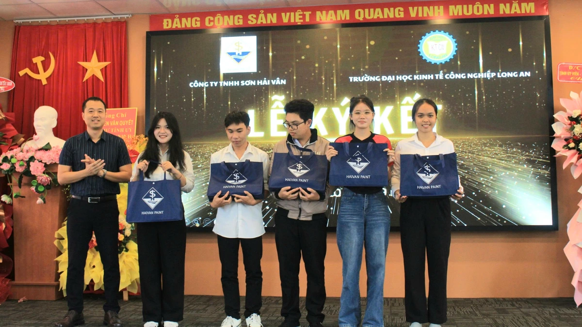 Những phần quà từ hoạt động tương tác giữa Sơn Hải Vân và các bạn sinh viên của trường